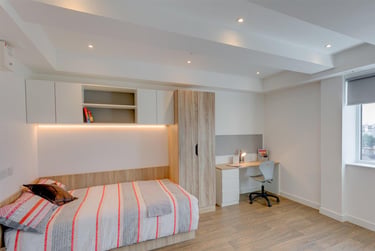 1 bed studio, Notte Street, The Hoe, Plymouth, PL12RQ - Image 1